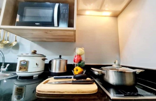 Bagong Lipunan Ng Crame Condo | 1BR w/balcony nr SM North/Parking/WIFI |Netflix