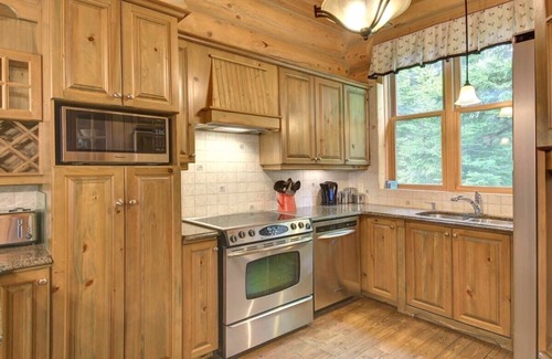 Fiddler Lake Resort Ski Chalet | 1km to lake, log house & hot tub