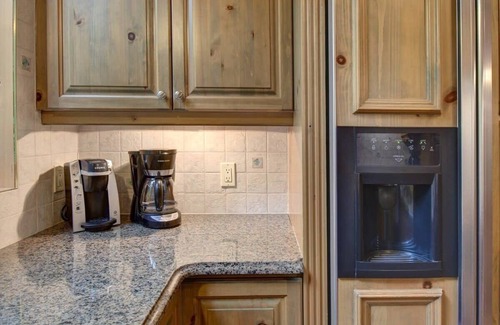 Fiddler Lake Resort Ski Chalet | 1km to lake, log house & hot tub