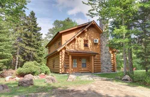 Fiddler Lake Resort Ski Chalet | 1km to lake, log house & hot tub
