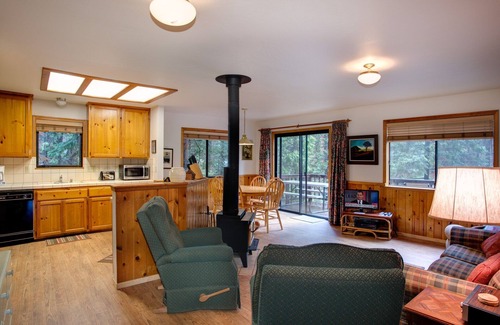North Wawona Cabin | (1S) Cecil's Cabin at The Redwoods In Yosemite
