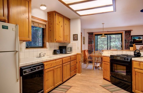 North Wawona Cabin | (1S) Cecil's Cabin at The Redwoods In Yosemite