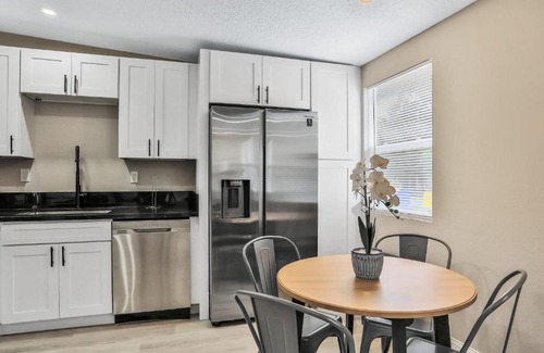 Oak Haven Apartment | 1st floor, 1 bedroom - Villa on a shaded street