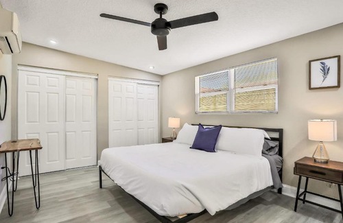 Oak Haven Apartment | 1st floor, 1 bedroom - Villa on a shaded street