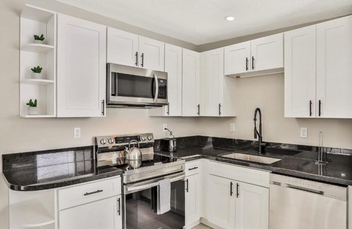 Oak Haven Apartment | 1st floor, 1 bedroom - Villa on a shaded street