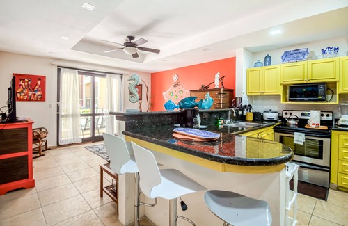 Barrio Los Villalobos Apartment | 1st-floor apt with fast WiFi, patio, grill, outdoor pools, pool spa, beach views