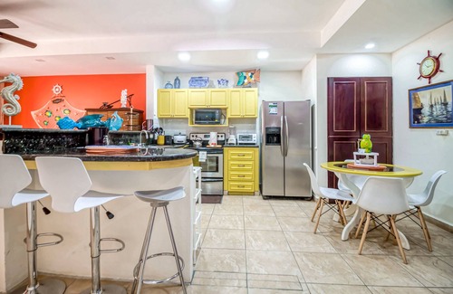Barrio Los Villalobos Apartment | 1st-floor apt with fast WiFi, patio, grill, outdoor pools, pool spa, beach views