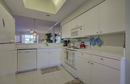 Sarasota Condo | 1st Floor in Gated community | Heated Pools | Spa | Dining | Gym | Golf Course | Perfect Winter Rent