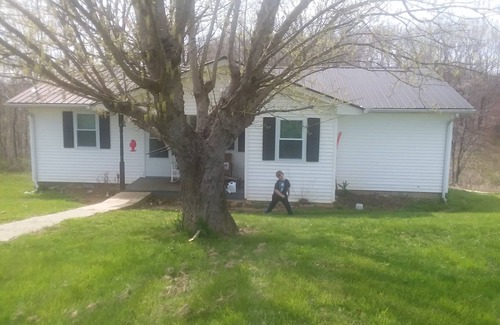 Albany House | 2 .0 miles from Wolf River Resort on Dale Hollow Lake
