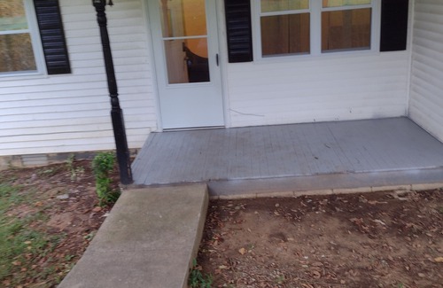 Albany House | 2 .0 miles from Wolf River Resort on Dale Hollow Lake
