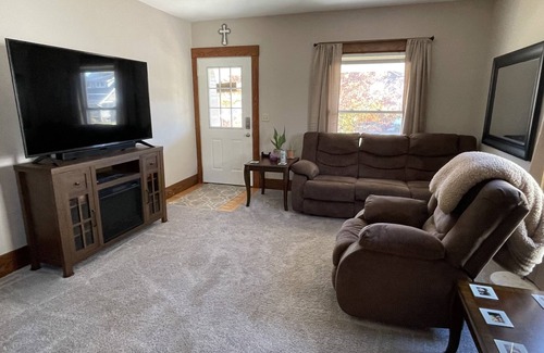 Bedford House | 2/1.5 Clean and Comfortable Home in Bedford, OH
