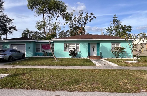 Dunedin House | 2/1 Pvt Pool home/walk to Blue Jays stadium/DT Dunedin. GolfnCart rental avail