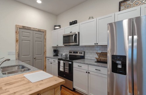 Waynesville Apartment | 2/1 Right On Main Street In The Center Of It All!