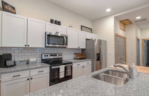 Waynesville Apartment | 2/1 Right On Main Street In The Center Of It All!