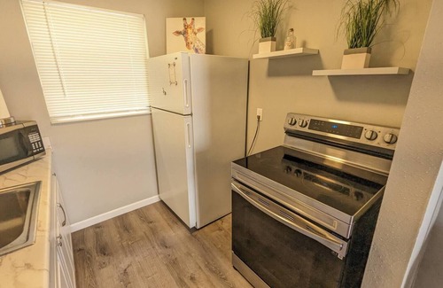 Disston Heights Apartment | 2/1 Upstairs Apt - 15 min from beach or downtown!