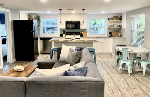 Cortez House | 2/2 blocks from the water, bike ride to the beach THE FLORIDIAN