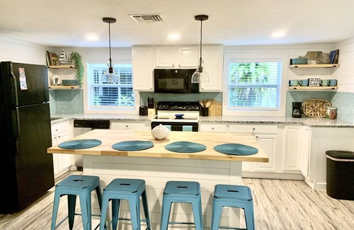 Cortez House | 2/2 blocks from the water, bike ride to the beach THE FLORIDIAN