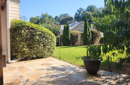 Snellville House | 2,298Sqft-King Bed-BBQ-Gbps-W/D