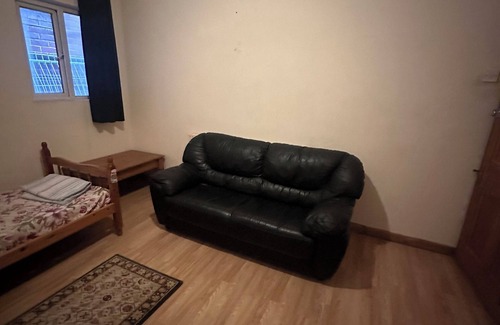 Slough House | 2/3 bedroom ground floor flat in the centre of Slough close to rail/bus London