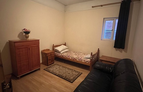 Slough House | 2/3 bedroom ground floor flat in the centre of Slough close to rail/bus London