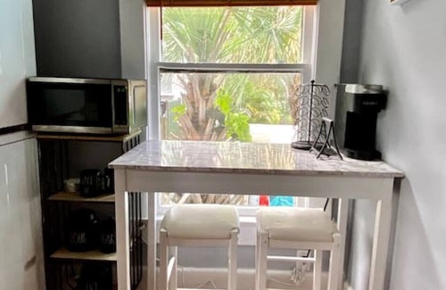 Historic Old Northeast Apartment | (2) 320 Unit#2 · Downtown St. Pete/Historic Old NE #2 - Getaway
