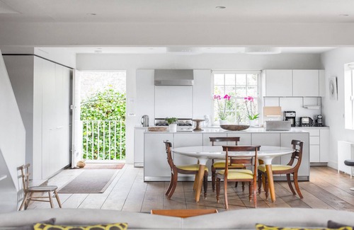 North Kensington House | 2.5m Notting Hill Loft Home Triple Aspect Privacy Chef Kitchen Portobello Road