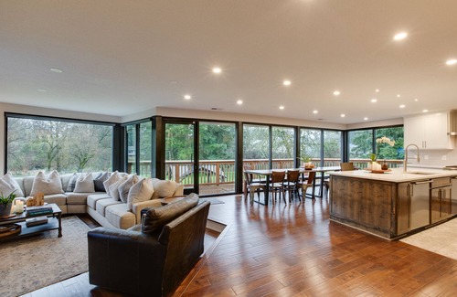 North Plains House | 2 Acre Home- Pond View with Hot-Tub - Sleeps 16