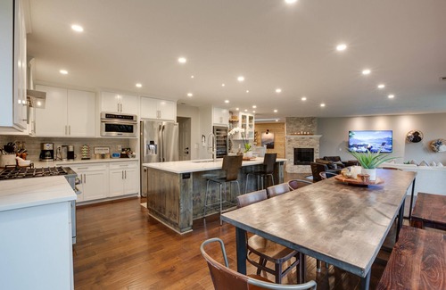 North Plains House | 2 Acre Home- Pond View with Hot-Tub - Sleeps 16