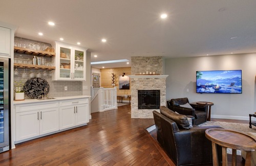 North Plains House | 2 Acre Home- Pond View with Hot-Tub - Sleeps 16