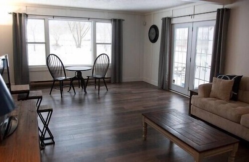 Collingwood Cottage | 2 Acre Waterfront Cottage