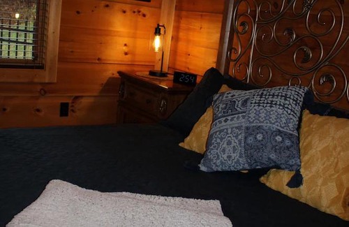 Emory Cabin | 2 Acres of pure paradise with amazing Mountain View’s! Minutes from Emory&Henry