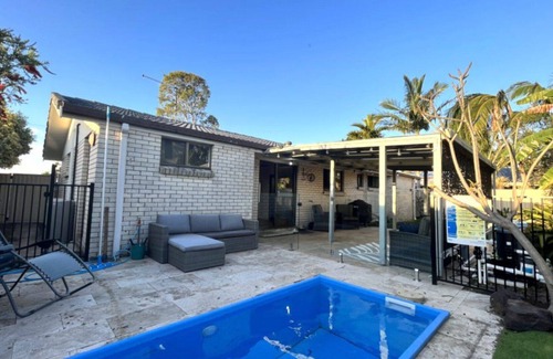 Currimundi House | 2 Avenel Villas Four - pet friendly + pool!