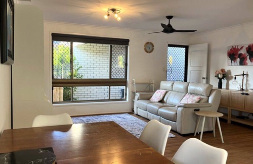 Currimundi House | 2 Avenel Villas Four - pet friendly + pool!