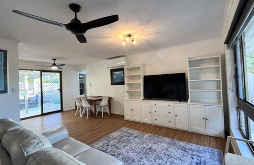 Currimundi House | 2 Avenel Villas Four - pet friendly + pool!