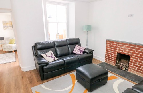 Maenclochog Cottage | 2 AWELFRYN, pet friendly, country holiday cottage in Clunderwen