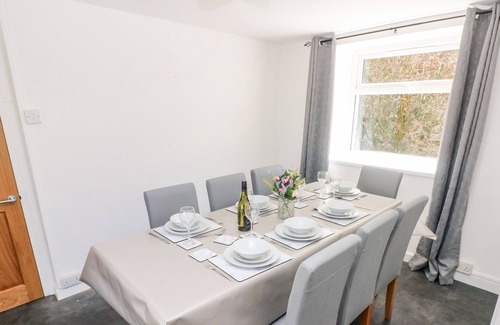 Maenclochog Cottage | 2 AWELFRYN, pet friendly, country holiday cottage in Clunderwen