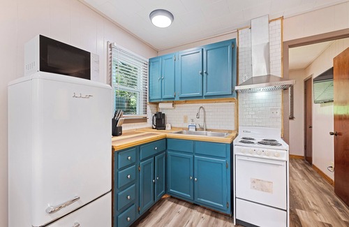 Maggie Valley Cottage | 2 BD 1 Bath Cottage Pet OK Fenced Yard, Single Level, Easy Access, Hot Tub