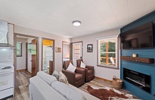 Maggie Valley Cottage | 2 BD 1 Bath Cottage Pet OK Fenced Yard, Single Level, Easy Access, Hot Tub