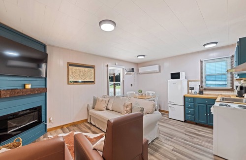 Maggie Valley Cottage | 2 BD 1 Bath Cottage Pet OK Fenced Yard, Single Level, Easy Access, Hot Tub