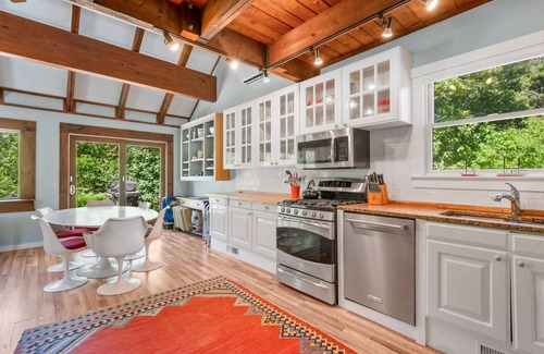 Harwich Port Cottage | 2 bd, 2bth dog-friendly cottage on conservation land
