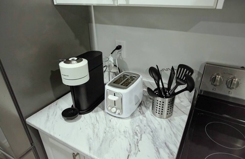 Toronto Apartment | 2 Bd Retreat Near Airport