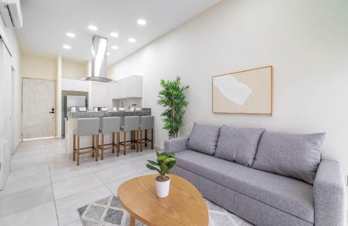 Villa Juarez House | 2 BD Suite with Balcony, Gym, Rooftop Pool, Hot Tub