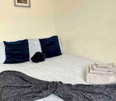 North Kensington Apartment | 2 BDR Flat With Canal View