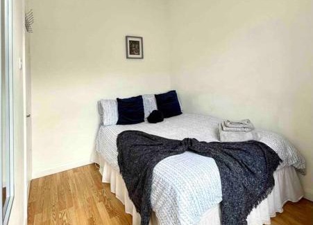 North Kensington Apartment | 2 BDR Flat With Canal View