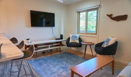 Caine Woods House | 2 Bdrm/2 Bath, Sleeps 6, Pool, Balcony, Wi-Fi, TVs