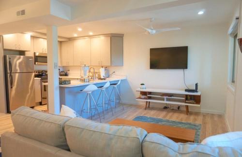 Caine Woods House | 2 Bdrm/2 Bath, Sleeps 6, Pool, Balcony, Wi-Fi, TVs