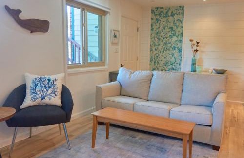 Caine Woods House | 2 Bdrm/2 Bath, Sleeps 6, Pool, Balcony, Wi-Fi, TVs