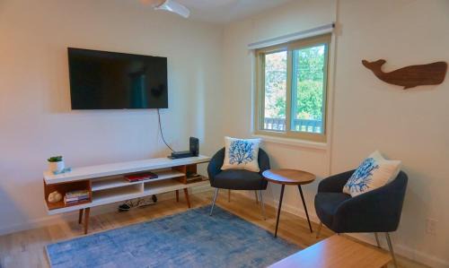 Caine Woods House | 2 Bdrm/2 Bath, Sleeps 6, Pool, Balcony, Wi-Fi, TVs