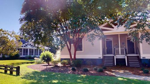Litchfield by the Sea House | 2 Bdrm Lakeside Villa Scenic View With Amenities