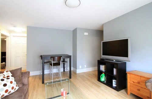 Riley Park-Little Mountain House | 2 bdrm private suite Cambie Village/Trendy Main